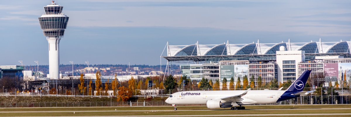 Planespotting am Flughafen München an einem sonnigen Herbsttag - Bayern - Deutschland - 01/11/2025 Planespotting am Flughafen München an einem sonnigen Herbsttag - Bayern - Deutschland - 01/11/2025