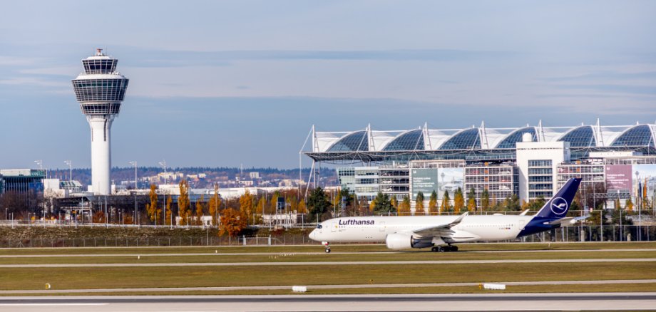Planespotting am Flughafen München an einem sonnigen Herbsttag - Bayern - Deutschland - 01/11/2025 Flughafen