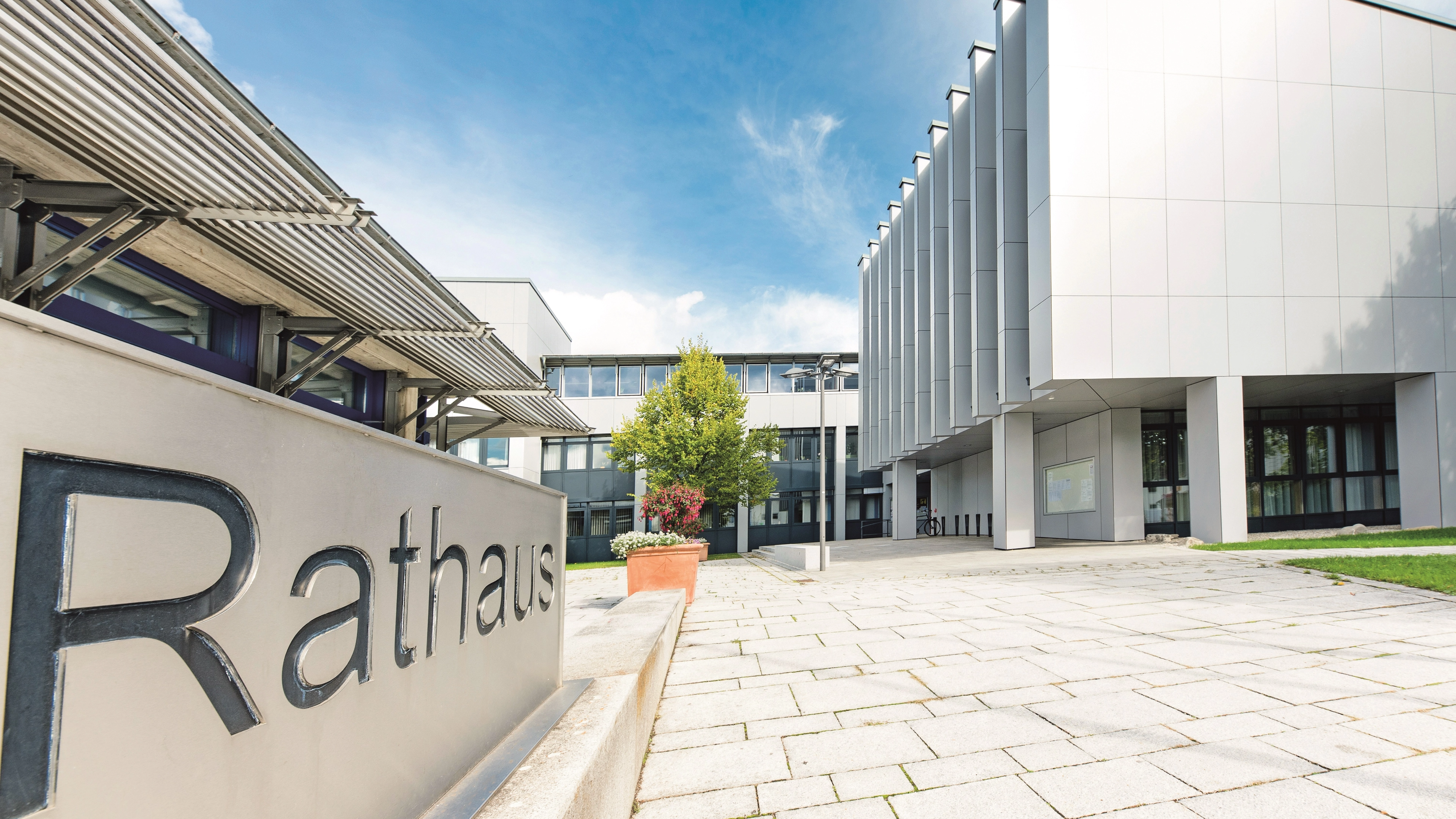 Blick von der Volkshochschule zum Neufahrner Rathaus