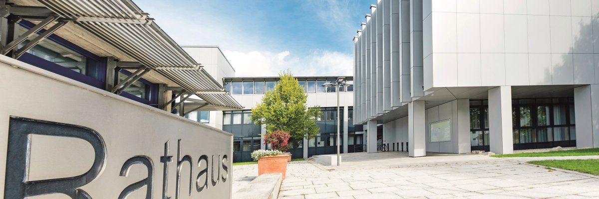 Blick von der Volkshochschule zum Neufahrner Rathaus