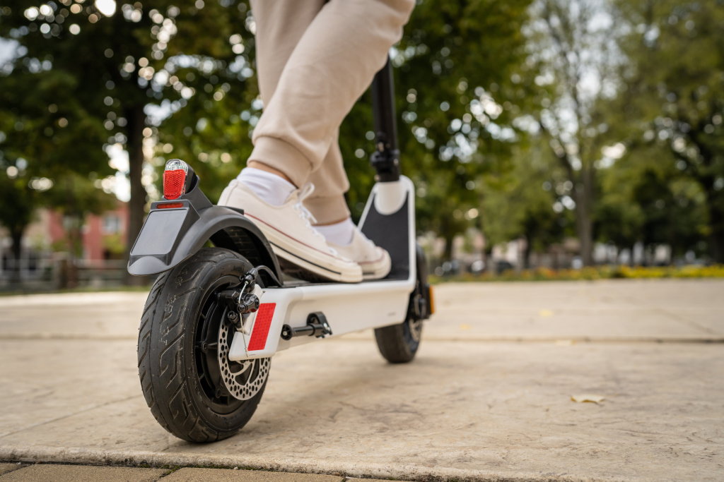 Ausschnitt Person auf E-Scooter 