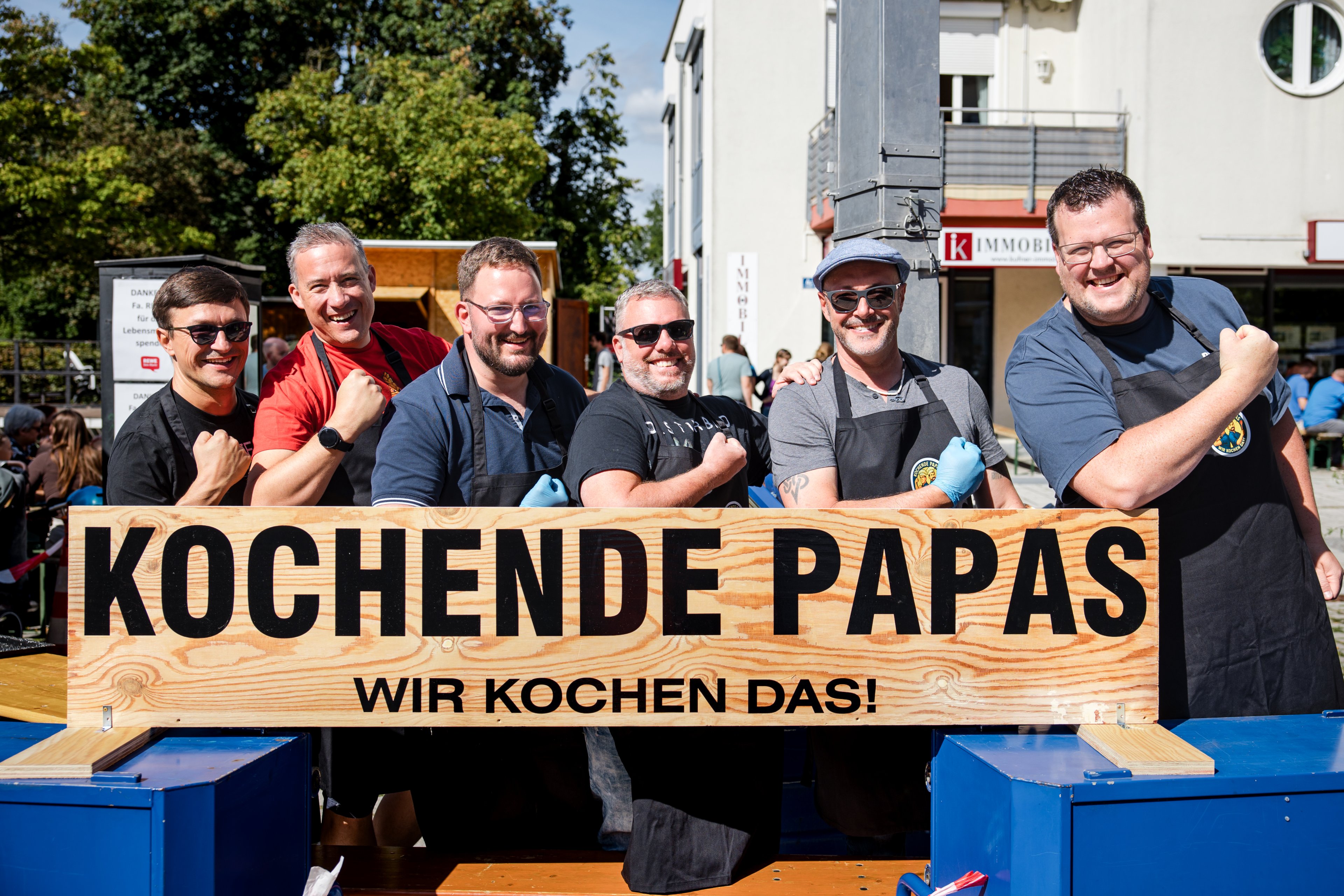 Männer hinter einem Schild