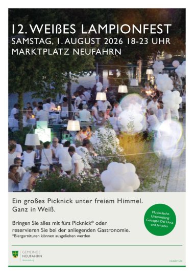 Lampionfest mit Menschen in weisser Kleidung