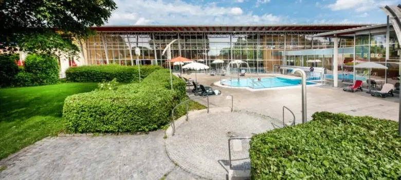 Blick auf das Freigelände des Neufahrner Hallenbades neufun  mit Schwimmbecken im Vordergrund