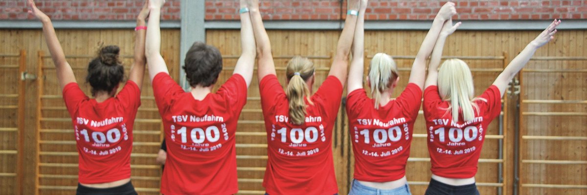 Sportler in roten Shirts mit der Aufschrift 100 Jahre TSV Neufahrn
