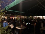 Menschen beim Adventsstandl