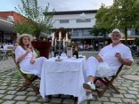 Zwei Menschen in weiß