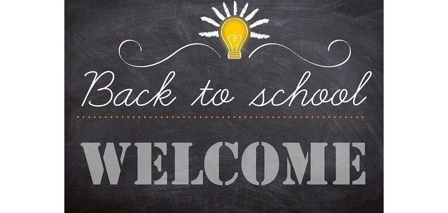 Tafel mit Back to School Welcome Aufschrift