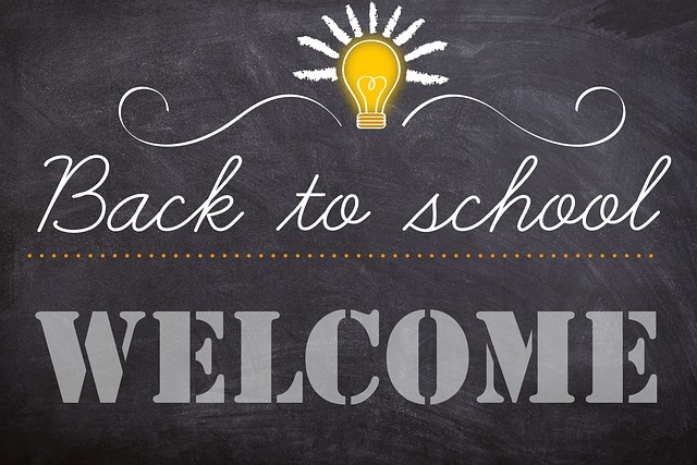 Tafel mit Back to School Welcome Aufschrift