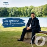 Mann auf Parkbank