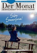 Mädchen auf Parkbank am See von hinten