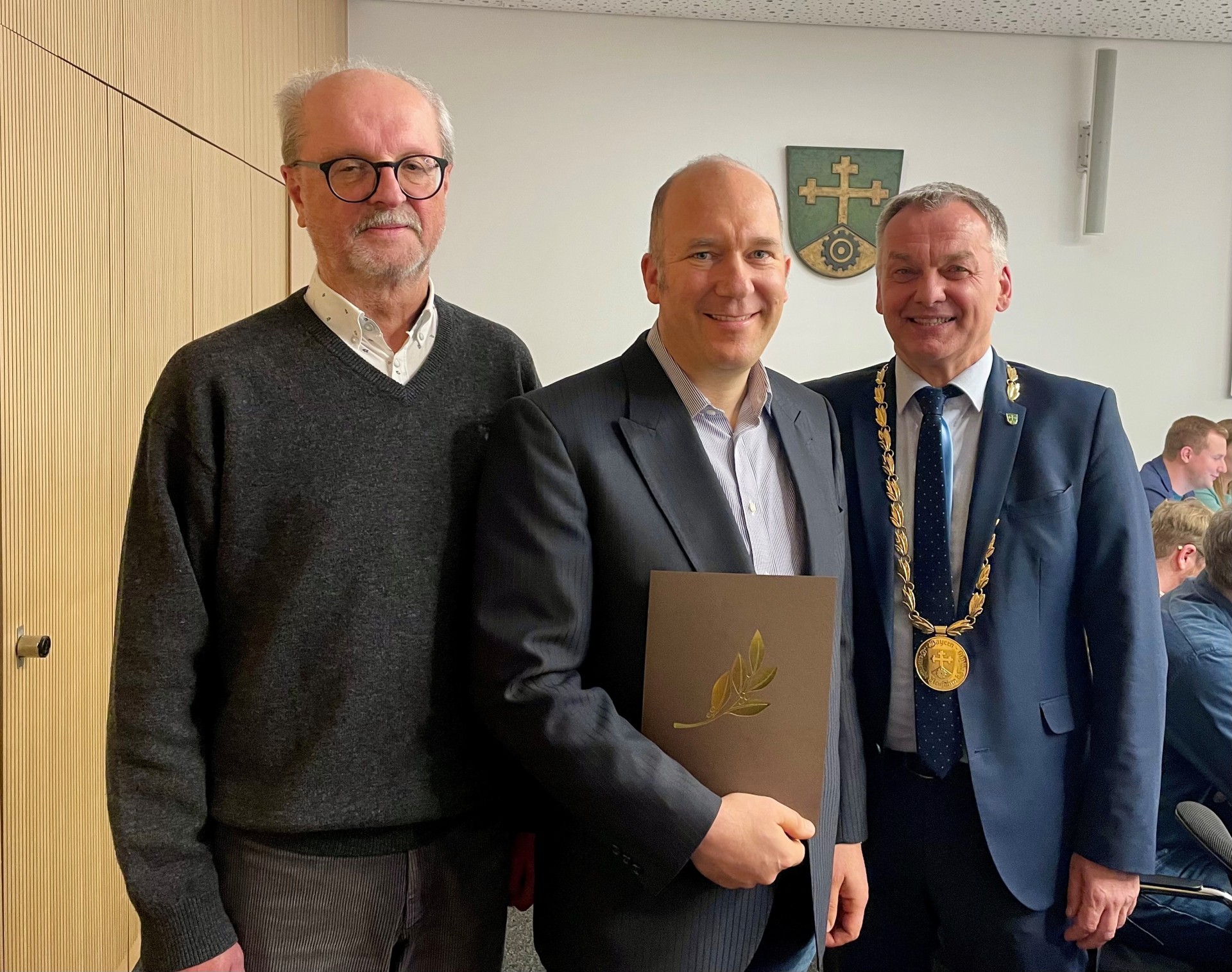 Florian Pflügler mit erstem und zweitem Bürgermeister