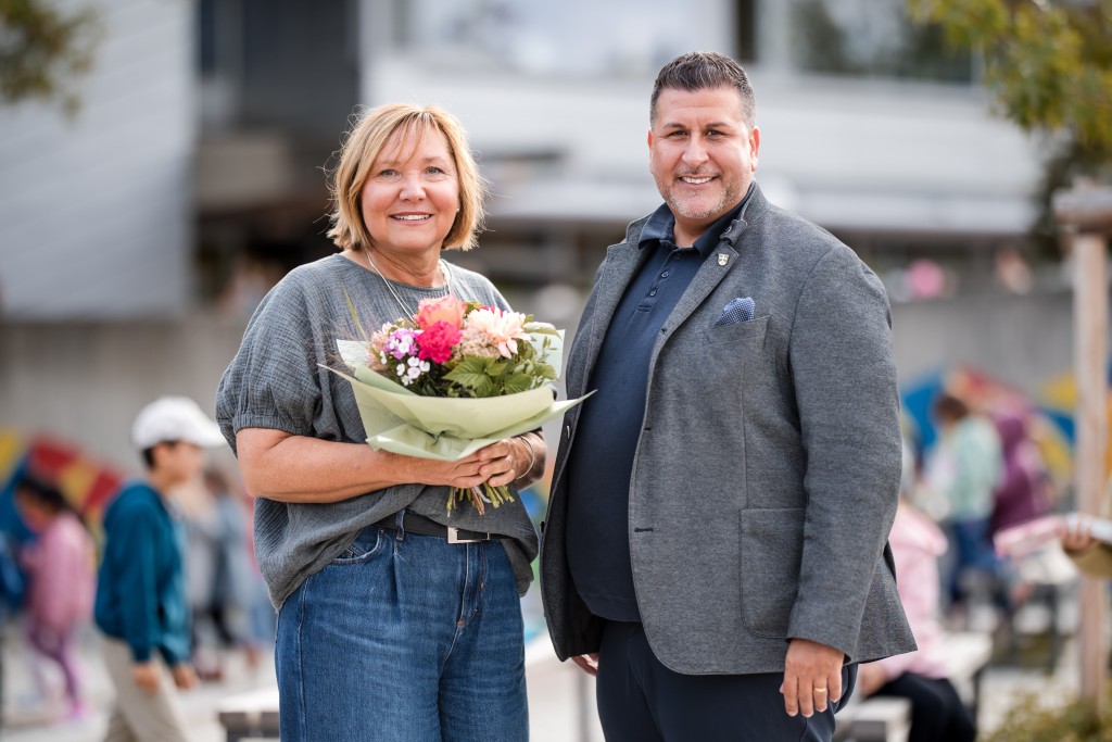 Frau mit Blumen und Mann