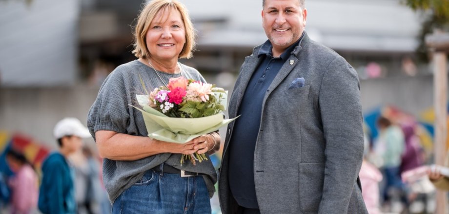 Frau mit Blumen und Mann