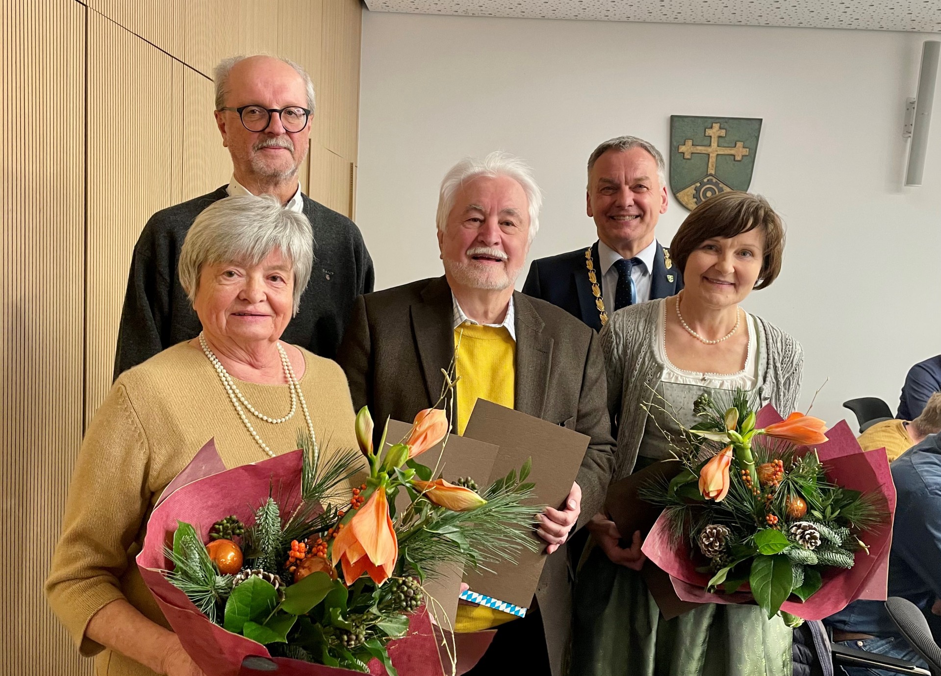 die Geehrten (vorne) mit erstem und zweitem Bürgermeister