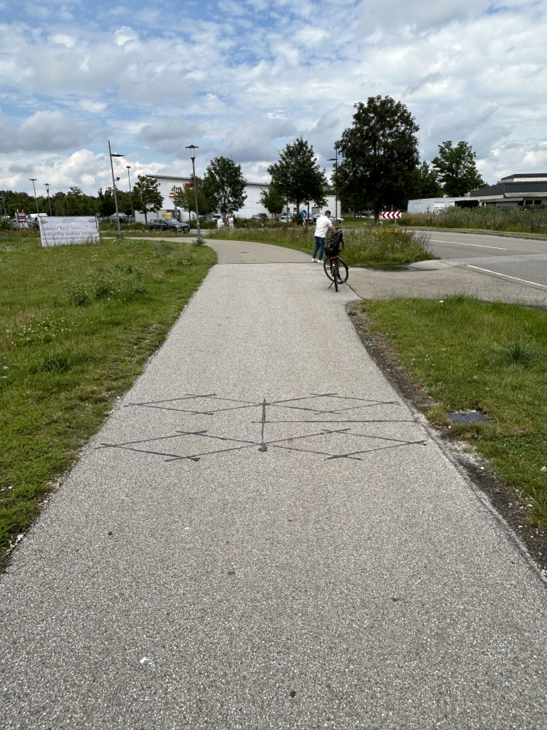 Gehweg mit Fahrradzählstation