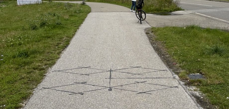 Gehweg mit Fahrradzählstation