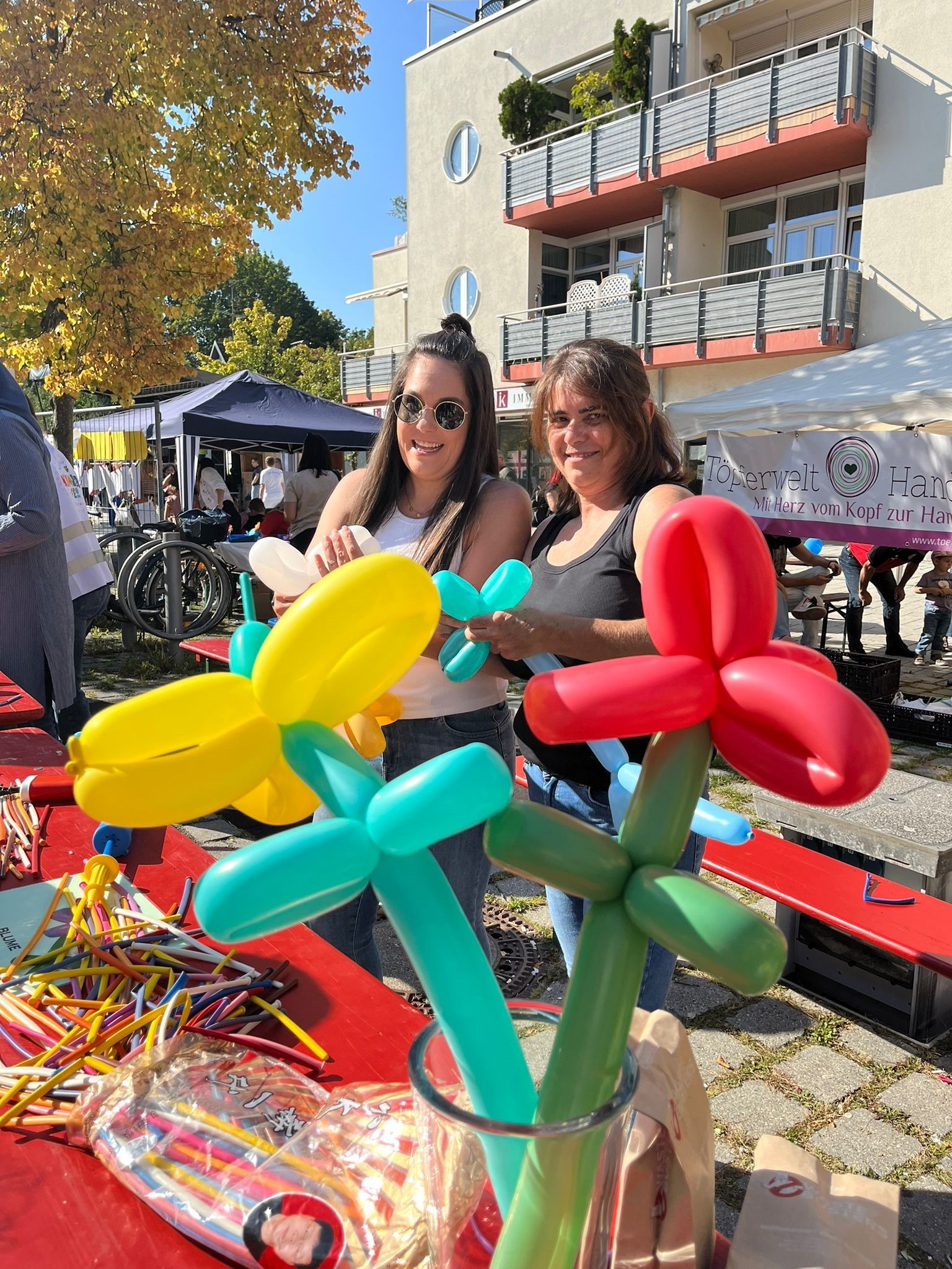 zwei Frauen mit Luftballonfiguren