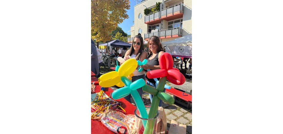 zwei Frauen mit Luftballonfiguren