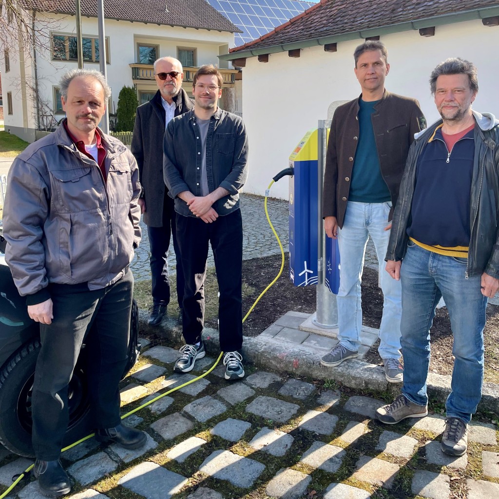 Fünf Männer vor E-Ladesäule