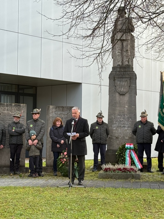 Bürgermeister Heilmeier am Kriegerdenkmal