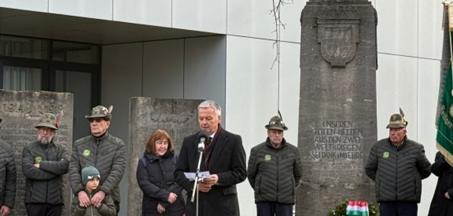 Bürgermeister Heilmeier am Kriegerdenkmal