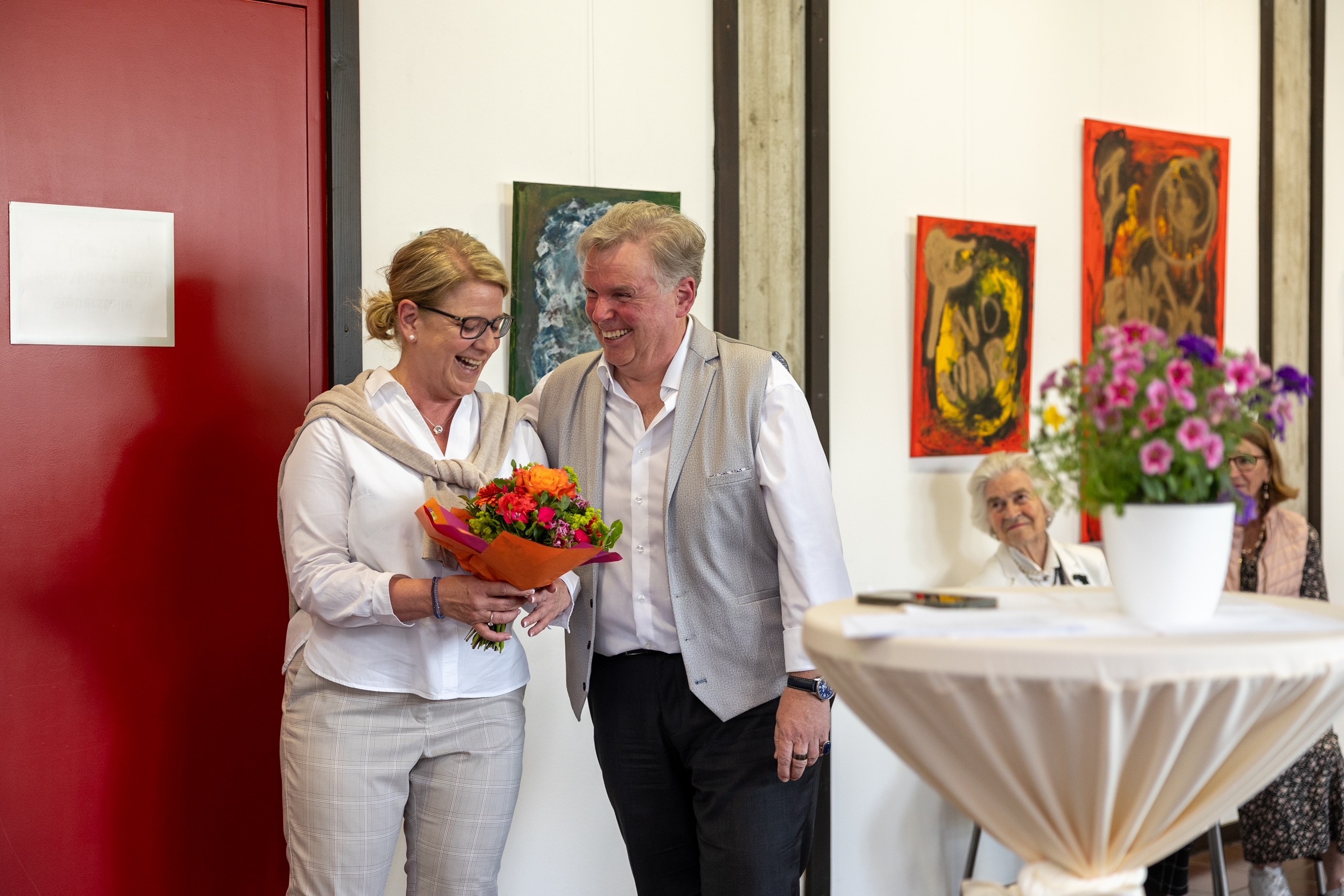 Frau gratuliert Mann zur Vernissage