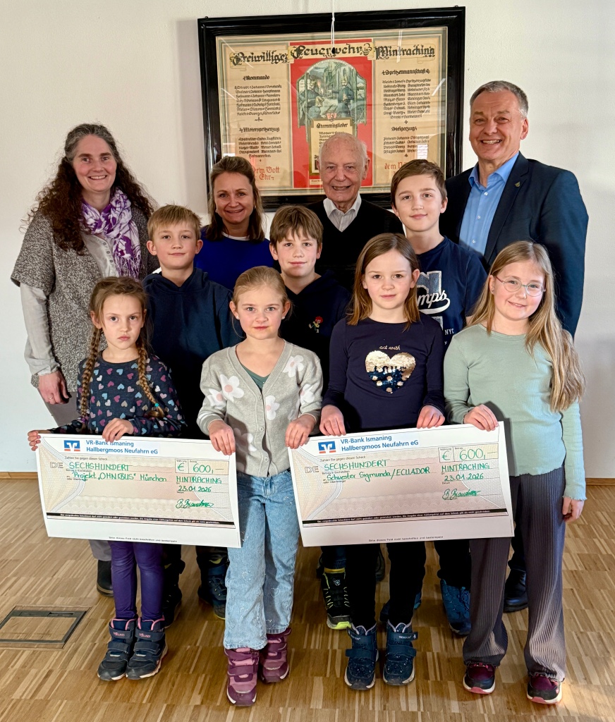 Kinder und vier Erwachsene