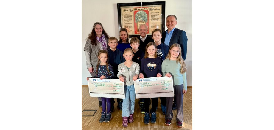 Kinder und vier Erwachsene