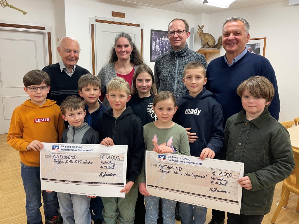 Gruppe Erwachsene und Kinder mit Spendenschecks