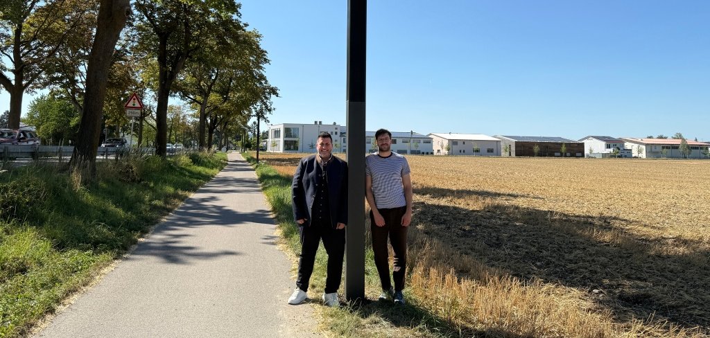 zwei Männer an Solarleuchte