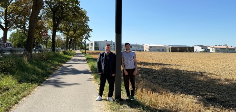 zwei Männer an Solarleuchte