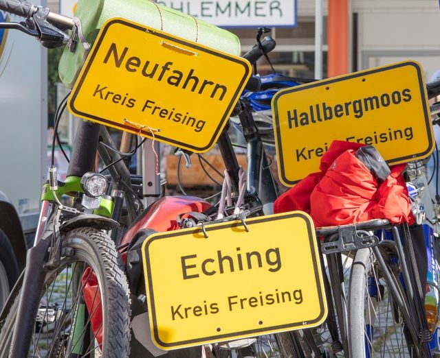 gelbe Verkehrsschilder