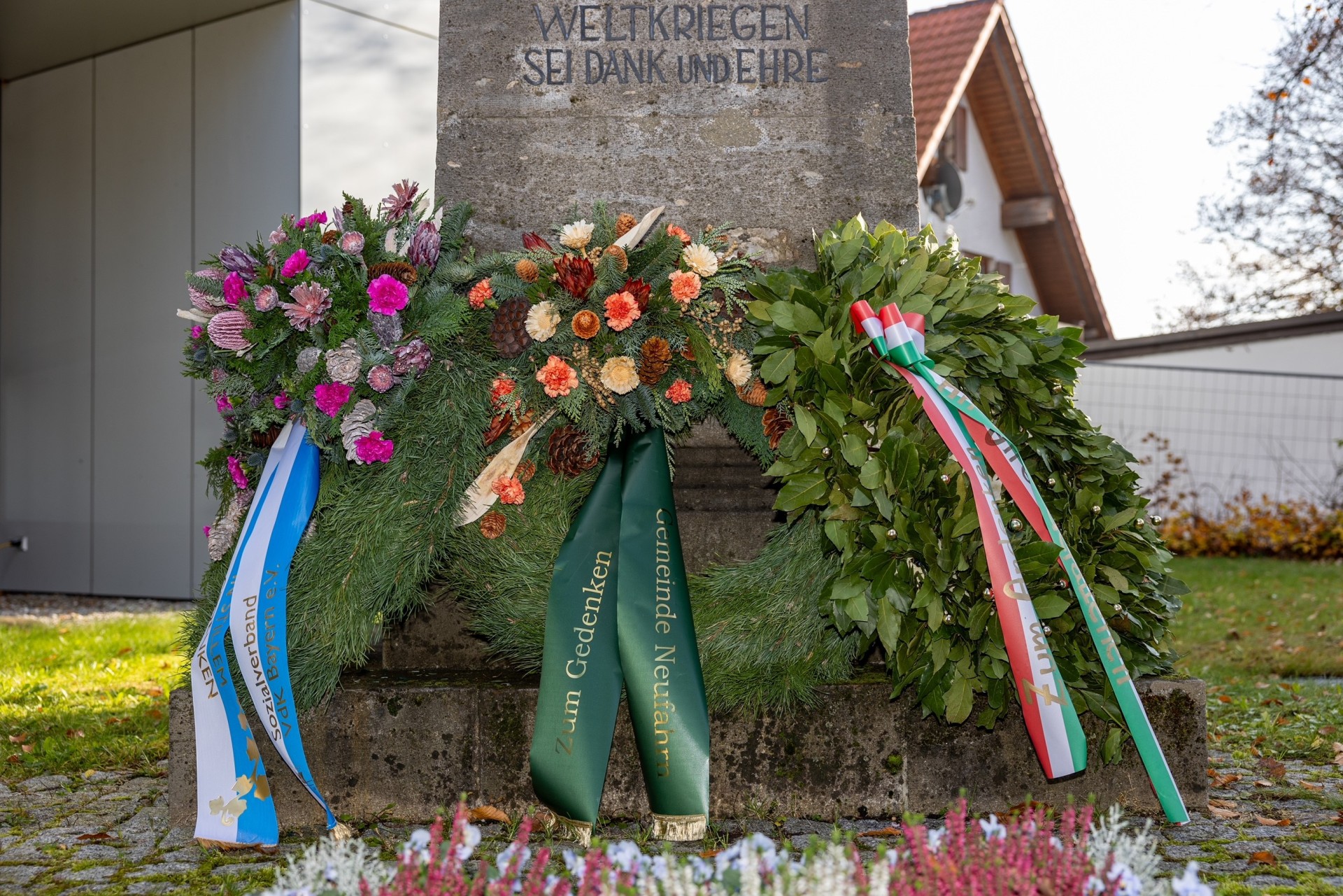 Kränze vor Kriegerdenkmal