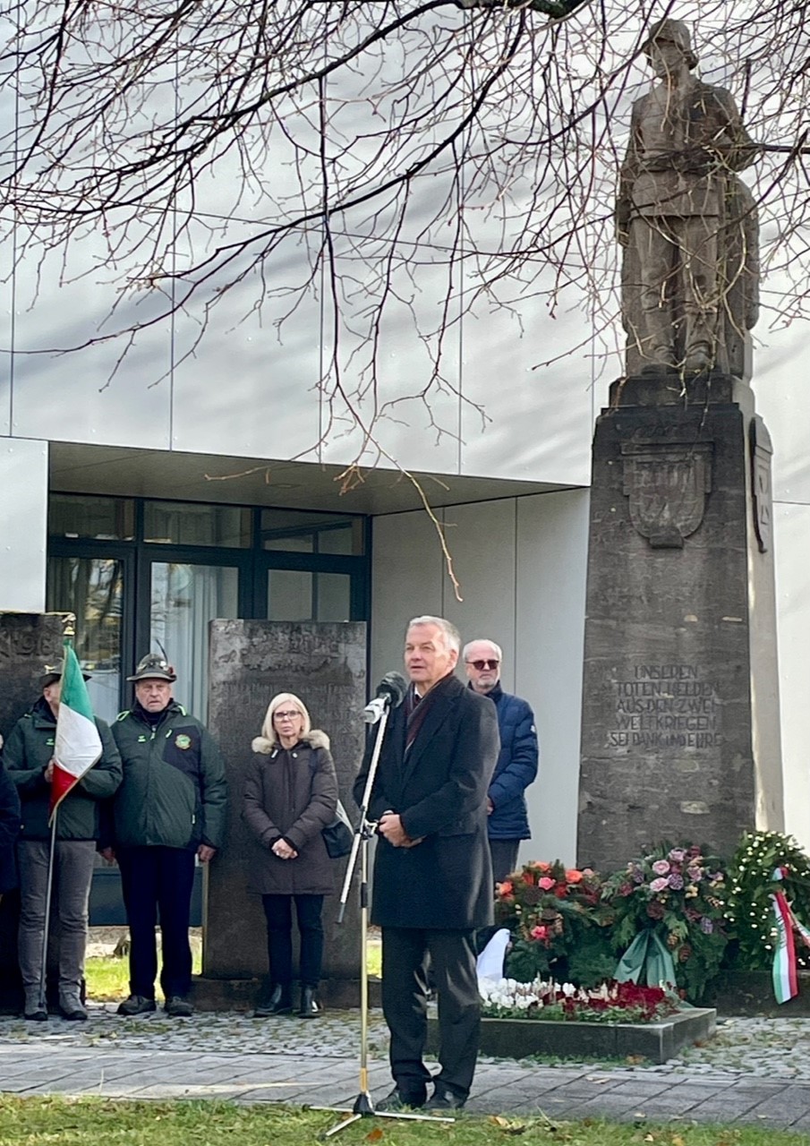 Bürgermeister Heilmeier vor dem Kriegerdenkmal