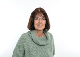 Frau mit grünem Pullover