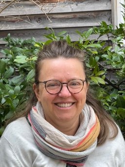 Frau mit Brille und Schal