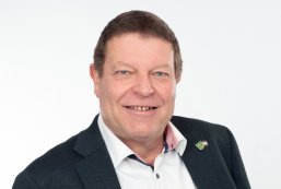 Mann mit Sako und weißem Hemd