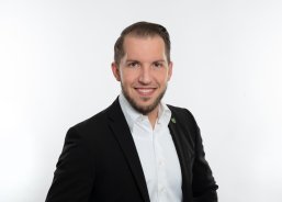 Mann mit Sakko und Hemd