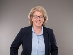 Blonde Frau mit Brille