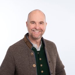 lächelnder Mann mit Trachtenjacke