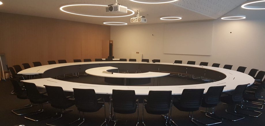 Blick auf den leeren Sitzungssaal des Rathauses
