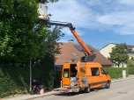 bauhofauto und strassenlaterne