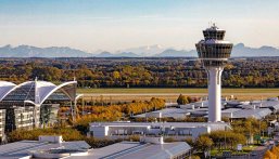 Flughafen München mit Tower vor dem Panorama der Alpen