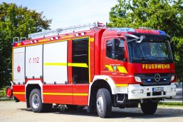 Feuerwehrauto mit geöffneter Seite und Blick auf die Geräte