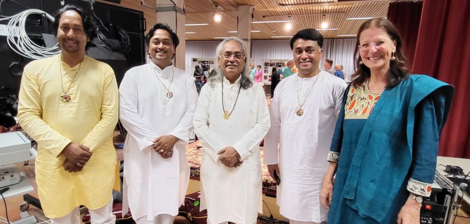 vier indische Männer eine Frau