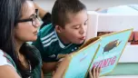 Frau und Kind beim Lesen