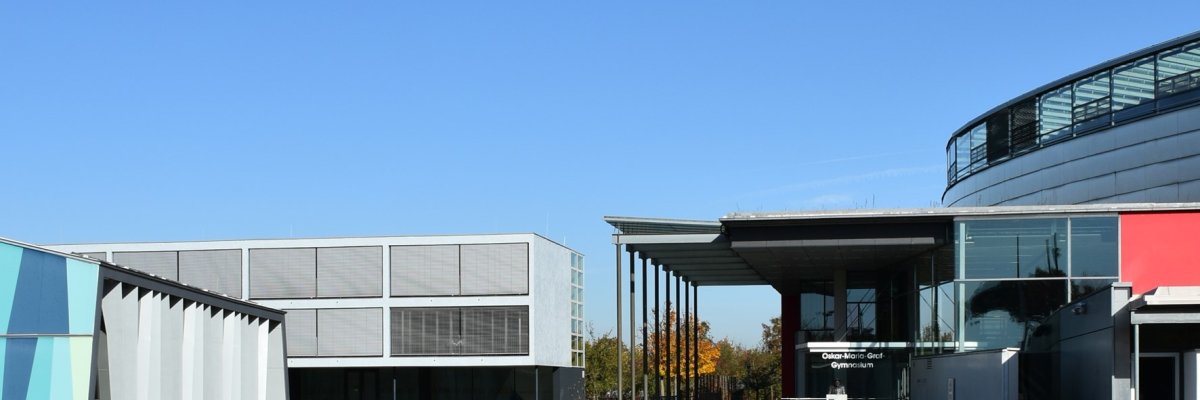 Ansicht des Oskar-Maria-Graf-Gymnasiums, Blick auf den Haupteingang