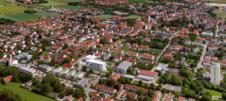 Luftbild von Neufahrn, Blick nach Osten, im Vordergrund der Marktplatz